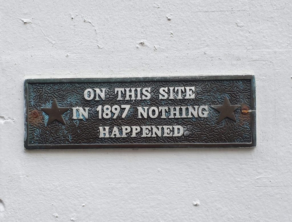 Edimbourg, Candelmaker Row : "On this site in 1897 nothing happened"